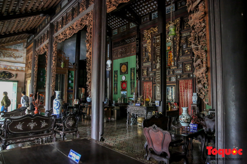 Nơi trang trọng nhất tại gian giữa của ngôi nhà là bàn thờ, khán thờ tổ tiên ông bà được sơn son, thếp vàng.