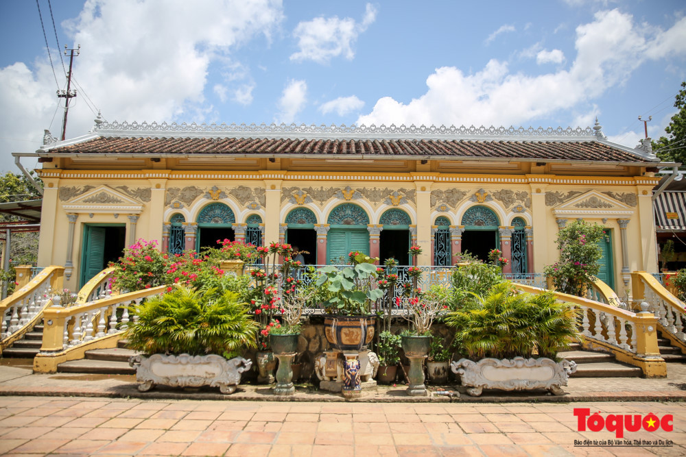 Ngôi nhà là sự kết hợp hài hòa giữa văn hóa phương Đông và phương Tây nên tạo cho nơi đây vẻ đẹp vừa hiện đại và mang nét đẹp dân tộc.