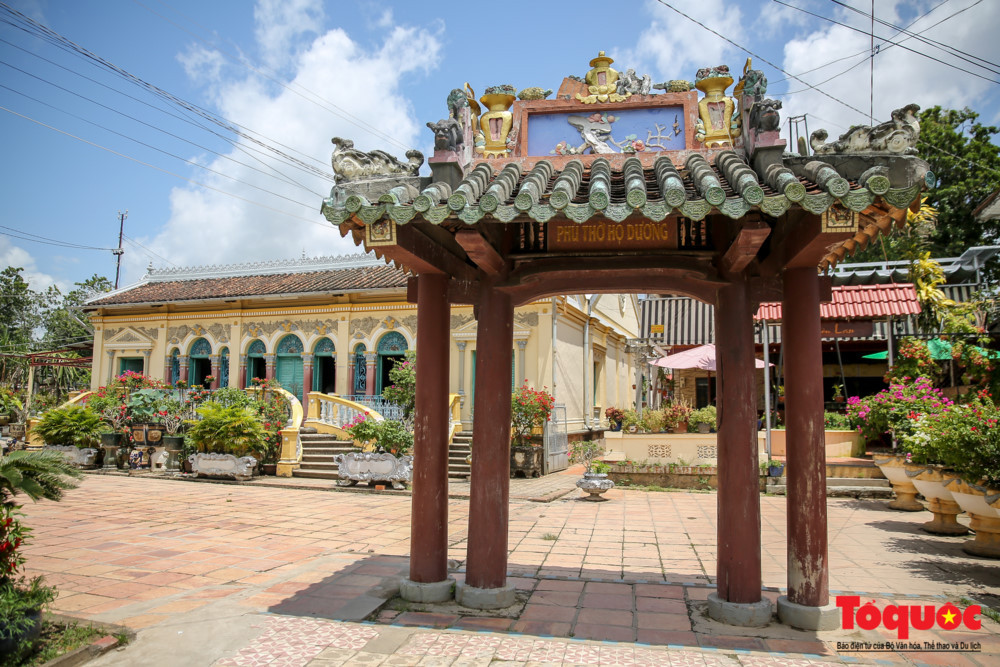 Là ngôi nhà cổ của gia đình họ Dương được xây dựng vào năm 1870 với lối kiến trúc của Pháp hiện đại.