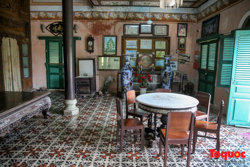 Nhà trước có 5 gian dùng làm nơi tiếp khách trong các nghi lễ quan trọng, trang trí theo phong cách Tây Âu. Nền nhà được lát gạch hoa nhập từ Pháp, đóng trần Plafond, trang trí hoa văn...