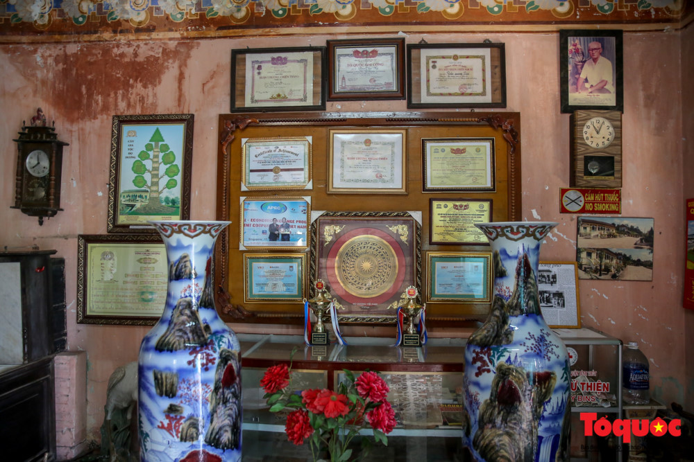 Nhà cổ Bình Thủy còn được ví như một nơi lưu giữ những món đồ cổ quý giá hơn một thế kỷ qua.