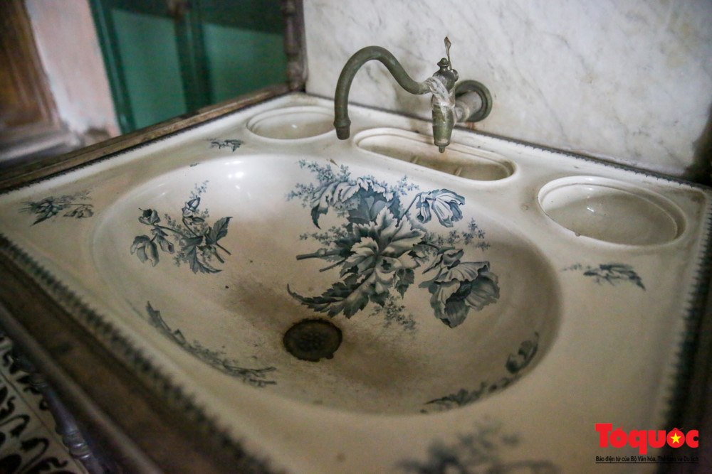 Chiếc chậu rửa mặt của Pháp nổi tiếng thời kì đó.