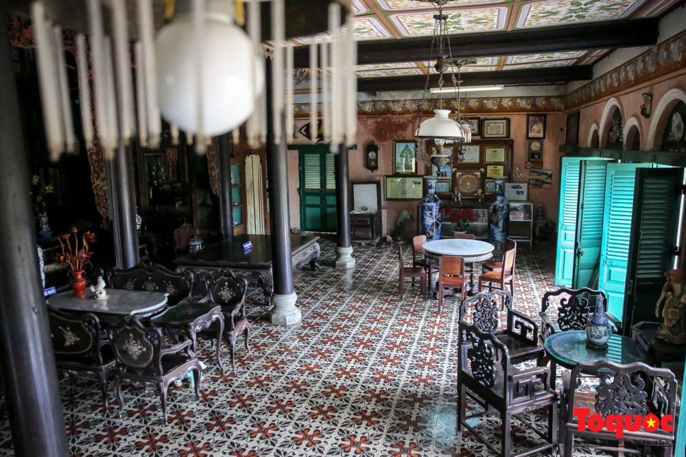 Đây là những kiệt tác chạm khắc gỗ được thực hiện từ bàn tay khéo léo của các nghệ nhân xuất sắc bậc nhất thời đó. Nhà cổ Bình Thủy còn nổi tiếng là bối cảnh chính của nhiều bộ phim nổi tiếng như Những nẻo đường phù sa, Người đẹp Tây Đô, Nợ đời...