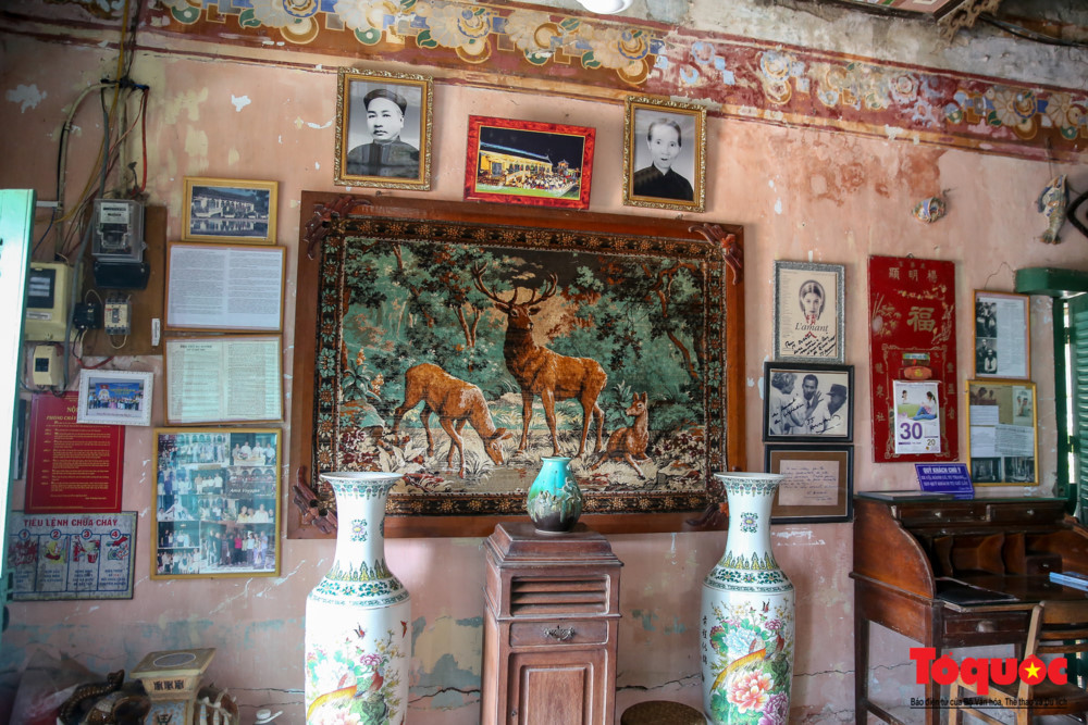 Chủ nhân ngôi nhà là ông Dương Chấn Kỷ - một thương gia trí thức giàu có. Ông rất thích tìm tòi cái mới, lạ của trào lưu Tây phương đang thịnh hành, đặc biệt trong lĩnh vực kiến trúc. Chính vì vậy, ngôi nhà của ông có sự kết hợp hài hòa giữa hai nền văn hóa Đông - Tây.