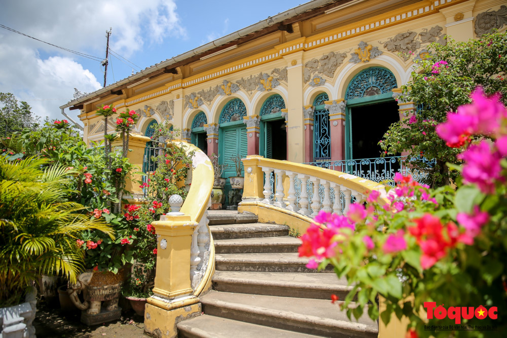 Ngôi nhà cổ được bao bọc bởi rất nhiều cây và hoa nở rộ bốn mùa làm không gian ngôi nhà vừa có nét cổ kính vừa sống động.