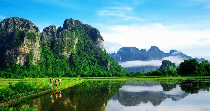 Vang Vieng, Lào Là nơi có một số tu viện Phật giáo lâu đời nhất với niên đại từ thế kỷ 16, Vang Vieng chắc chắn là một trong những nơi tốt nhất để ghé thăm ở châu Á vào tháng 10. Một viên đá quý ít được biết đến hơn ở trung tâm của Lào, Vang Vieng tự hào về các hang động ly kỳ, các cột mốc độc đáo và Blue Lagoon nổi tiếng. Thời tiết tháng 10 ở Vang Vieng ở vào mức 27 ° C. Điểm tham quan chính: Hang Tham Poukham, Hang Tham Chang, Kangaroo Sunset Bar, Tham Hoi, Tham Jang.