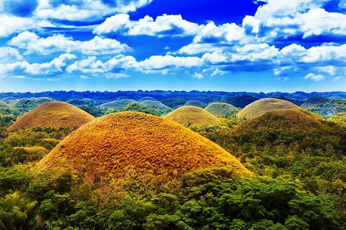 Bohol, Philippines Với các đôi tình nhân, có 1 tuần trăng mật tại thiên đường này là điều cực kỳ hoàn hảo. Được coi là một trong những nơi tốt nhất để ghé thăm ở châu Á vào tháng 10, Bohol tự hào về phong cảnh biển đẹp, với một số rạn san hô phong phú và nổi tiếng cùng hơn 1200 gò địa chất lẻ. Thời tiết tháng 10 ở mức 28 ° C. Các điểm tham quan chính: Đồi Chocolate, Hang Hinagdanan, Rừng do người dân tạo ra Loboc, Khu bảo tồn Tarsier, Thác Mag-Aso ...