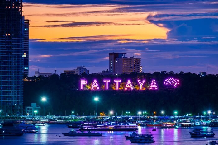 Pattaya, Thái Lan Bất kể kích thước bé xíu, ngôi làng đánh cá nhỏ nhưng đẹp như tranh vẽ của Pattaya này không cần giới thiệu vì nó là một trong những điểm đến bãi biển nổi tiếng ở Thái Lan và trên thế giới. Được coi là một trong những nơi tốt nhất để đi nghỉ vào tháng 10, mua sắm và cuộc sống về đêm là hai hoạt động nổi tiếng mà các du khách từng đến Pattaya chia sẻ. Thời tiết trung bình vào tháng 10 ở Pattaya khá dễ chịu, chỉ ở 28 ° C. Các điểm tham quan chính: Bãi biển Jomtien, Vườn Bách thảo Nhiệt đới Nong Nooch, Vườn thú Sriracha Tiger, Điện thờ Chân lý, và nhiều hơn nữa.
