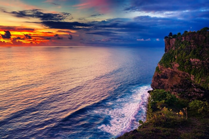 Bali, Indonesia Với một nền văn hóa, thiên nhiên, nghệ thuật, kiến trúc, tôn giáo và lễ hội rất độc đáo, đa dạng - Bali là một trong những nơi tốt nhất trên thế giới để du lịch vào tháng 10. Nổi tiếng với nhiều địa điểm tôn giáo và những cảnh quan thiên nhiên tuyệt tác, Bali còn là một trong những điểm đến bãi biển hàng đầu đã đạt được sự nổi tiếng trong lòng những du khách trên toàn thế giới. Thời tiết vào tháng 10 ở Bali rất dễ chịu chỉ ở mức trung bình 27 ° C. Các điểm tham quan chính: Đền Tanah Lot, Rừng Khỉ, Garuda Wisnu Kencana, Tirta Empul, Bãi biển Blue Lagoon và nhiều địa điểm khác.