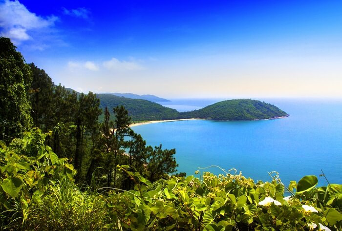 Đà Nẵng, Việt Nam Bạn muốn đi du lịch các backwaters quốc tế tại một trong những địa điểm đầy cảm hứng nhất? Đi đến thành phố cảng Đà Nẵng ở Việt Nam và bạn sẽ cảm thấy mãn nguyện nhất. Được biết đến với bờ sông lung linh, những bãi biển cát trắng mềm mại và những ngôi đền Phật giáo tráng lệ, một kỳ nghỉ tại Đà Nẵng là điều hoàn hảo cho những người mong muốn thoát khỏi sự hỗn loạn của thành phố. Thời tiết trong tháng 10 ở Đà Nẵng là 25 ° C. Các điểm tham quan chính: Thành phố Hoàng gia ở Huế, Bảo tàng Điêu khắc Chăm, Bảo tàng Quân đội Vùng 5, Chùa Linh Ứng.