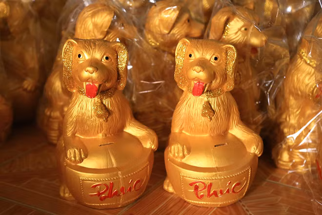 Sản phẩm gốm chó vàng phục vụ Tết Mậu Tuất 2018. Ảnh: Ngọc An.