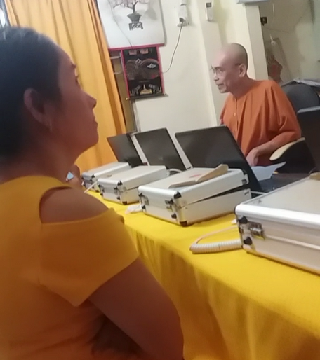 "Thần y" Lê Quốc Dũng chẩn đoán bệnh nhân bằng… laptop.