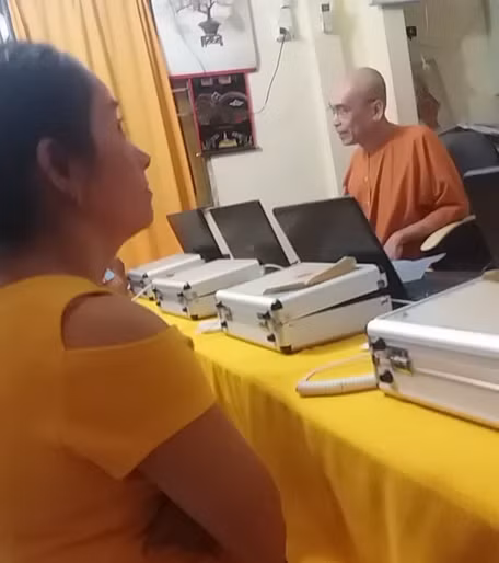 "Thần y" Lê Quốc Dũng chẩn đoán bệnh nhân bằng… laptop.