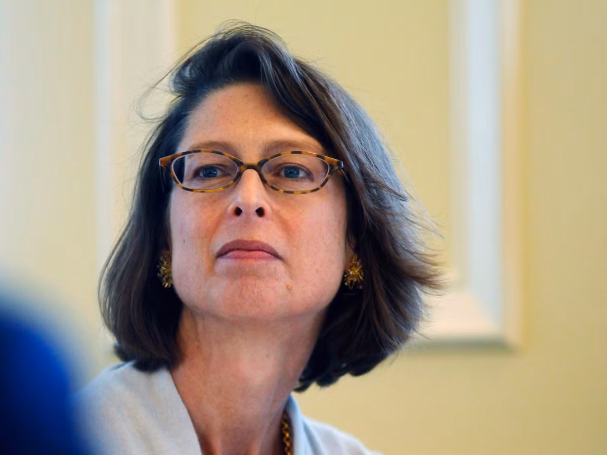 4. Abigail Johnson – Tài sản ròng: 16 tỷ USD Abigail Johnson là chủ tịch, CEO của công ty đầu tư Fidelity Investments do ông nội bà thành lập vào năm 1946. Nằm trong top phụ nữ quyền lực của Tạp chí Fortune, bà hiện sở hữu tài sản khoảng 16 tỷ USD, nắm giữ 24,5 cổ phần tại Fidelity Investments, theo Forbes. Johnson, 56 tuổi, được bổ nhiệm làm CEO của công ty vào năm 2014 và lên giữ chức chủ tịch vào năm 2016. Bà có bằng cử nhân kinh doanh trường Đại học Harvard và gia nhập Fidelity Investments với vị trí phân tích tài chính sau khi tốt nghiệp năm 1988.