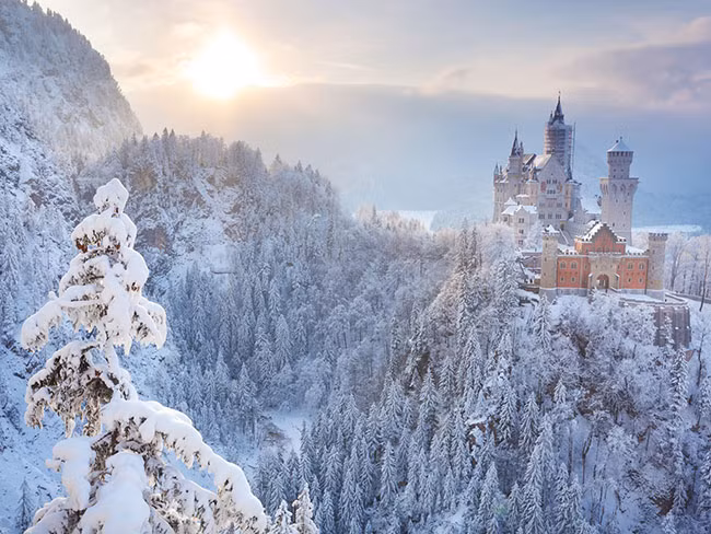 Lâu đài Neuschwanstein ở Bavaria, Đức Ban đầu, lâu đài này được xây dựng theo lệnh của hoàng đế Ludwig II để trở thành nơi ẩn dật của ông. Đến nay, Neuschwanstein đã trở thành một cung điện biểu tượng ở châu Âu với các căn phòng được bài trí công phu và phong cảnh kỳ diệu làm nền cho tòa lâu đài này. Nhất là vào mùa đông, lâu đài nằm trên đỉnh một ngọn núi đá vôi bao xung quanh là rừng thông phủ đầy tuyết, quang cảnh đẹp lãng mạn như trong truyện cổ tích.