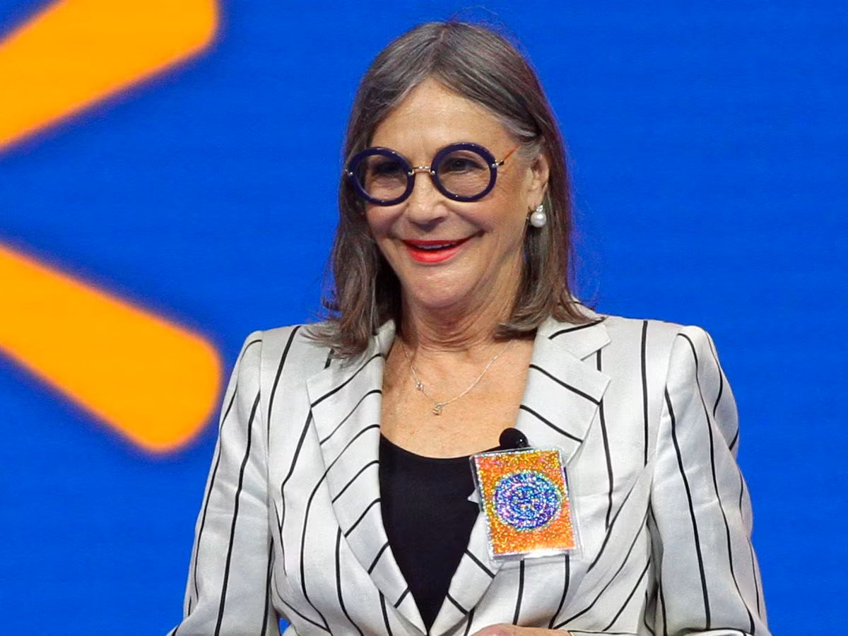 1. Alice Walton - Tài sản ròng: 38,2 tỷ USD Alice Walton, sở hữu tài sản 38,2 tỷ USD, là nữ thừa kế của đế chế bán lẻ Wal-Mart do cha bà Sam Walton sáng lập. Gia đình Walton cũng là gia đình giàu nhất thế giới. Cũng giống như các thành viên khác trong già đình, bà Alice điều hành Tổ chức từ thiện Walton Family Foundation. Ở tuổi 68, nữ tỷ phú thừa kế này sống tại Texas và nổi tiếng với các bộ sưu tập nghệ thuật đắt tiền và trang trại nuôi ngựa. Sau cái chế của nữ thừa kế đế chế L’Oreal của Pháp Liliane Bettencourt năm ngoái, bà Alice là nữ tỷ phú giàu nhất thế giới, theo sau là con gái của bà Bettencourt - Francoise Bettencourt Meyers.