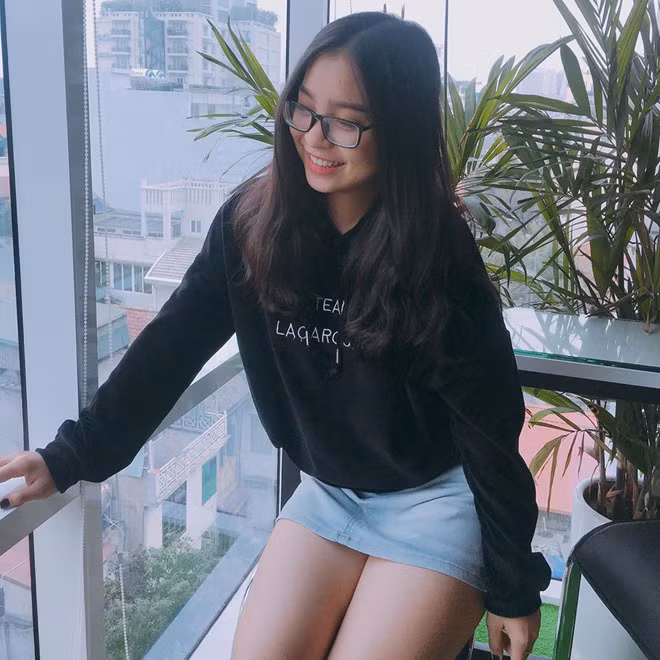 Tỏa sáng trên sân bóng, mọi thông tin về Quang Hải được dân mạng tìm kiếm. Theo đó, hình ảnh cô bạn gái xinh đẹp, gợi cảm của anh cũng được cộng đồng mạng đua nhau truyền tay. Đó là Nhật Lê, sinh ra ở Quảng Nam, là sinh viên trường Đại học Sư phạm Nghệ thuật Trung ương (Hà Nội).