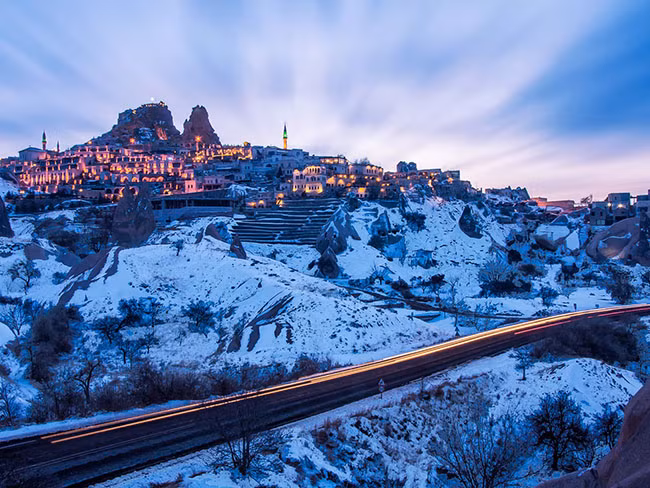 Lâu đài Uchisar ở Nevşehir, Thổ Nhĩ Kỳ Nằm ở vị trí cao nhất ở Cappadocia, Uchisar, nơi đây sẽ khiến cho du khách phải rung động trước một bức tranh toàn cảnh ngoạn mục của tòa lâu đài như hòa tan với phong cảnh xung quanh. Tuy nhiên, không giống như nhiều lâu đài trên đỉnh đồi, các phòng của Uchisar từ cầu thang, đường hầm và lối đi đều được được chạm trổ từ đá.