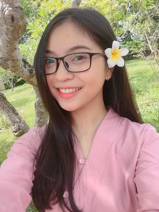 Quang Hải và Nhật Lê đã có thời gian dài gắn bó. Cặp đôi liên tục chia sẻ khoảnh khắc ngọt ngào trên trang cá nhân. Người đẹp Quảng Nam cũng rất chăm chỉ đến sân cỏ, cổ vũ bạn trai thi đấu.