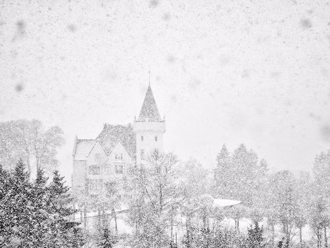 Lâu đài Gamlehaugen ở Bergen, Na Uy Là nơi ở của Hoàng gia Na Uy ở Bergen từ năm 1927, Gamlehaugen là tổng hợp của pháo đài và lâu đài, và được bao quanh bởi một công viên với phong cảnh tuyệt đẹp. Vào mùa đông, những bông hoa tuyết rơi nhẹ nhàng khiến cho lâu đài như chìm vào màn sương mong manh.