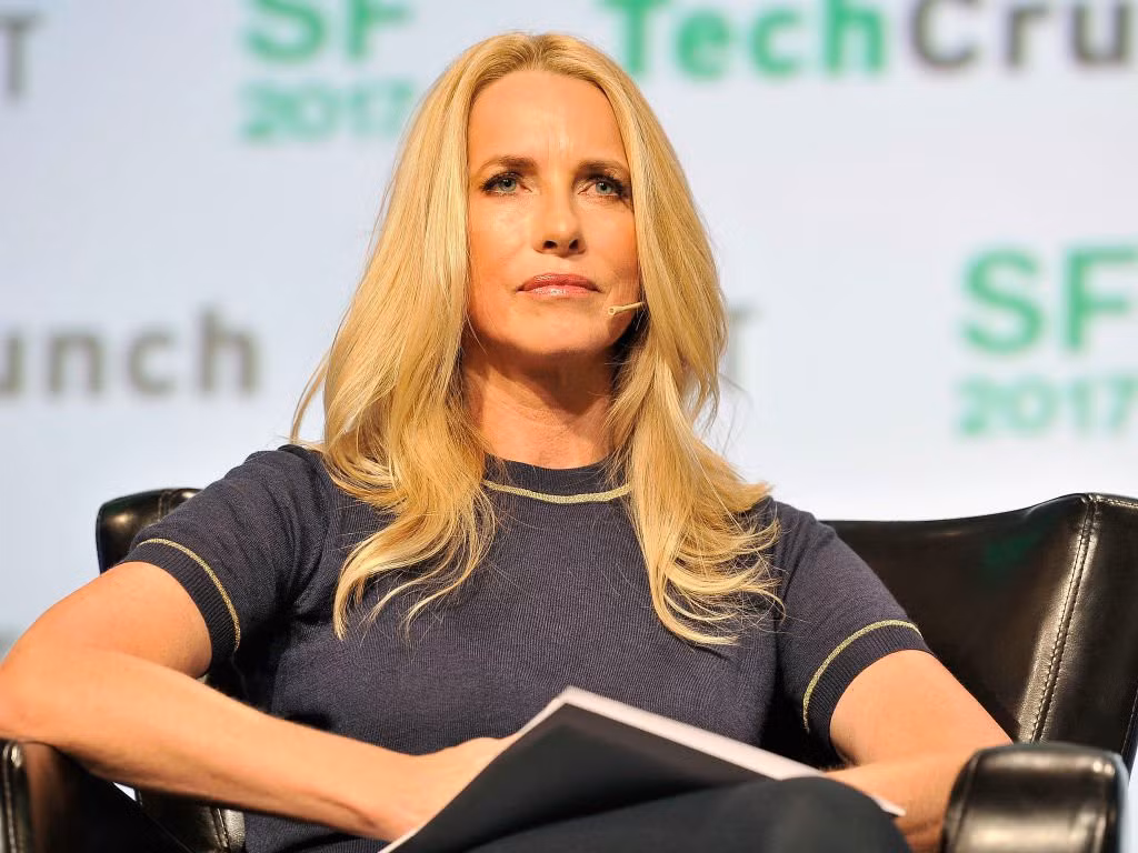 3. Laurene Powell Jobs – Tài sản ròng: 19,4 tỷ USD Là vợ của nhà đồng sáng lập Apple quá cố Steve Jobs, Laurene Powell cũng là một nữ doanh nhân và sở hữu tài sản khoảng 19,4 tỷ USD, theo Forbes. Trước khi Steve Jobs qua đời năm 2011, bà đã có tài sản khoảng 11 tỷ USD, Motley Fool cho biết. Powell Jobs, 54 tuổi, là nhà sáng lập, chủ tịch của Emerson Collective – tổ chức làm việc với các nhà hoạch định chính sách để đưa ra giải pháp cải cách giáo dục, nhập cư cũng như các vấn đề xã hội khác. Bà cũng là nhà sáng lập của nhiều tổ chức từ thiện khác, trong đó có College Track chuyên giúp những học sinh nghèo theo học đại học. Gần đây, bà cũng mua lại cổ phần lớn của tạp chí Atlantic.