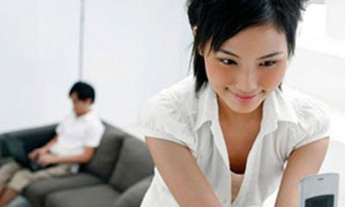 Vợ quen trai trẻ trong chuyến công tác, khi trở về họ cứ nhắn tin với nhau cả đêm. Tin nhắn chẳng có gì, nhưng tôi vẫn thấy khó chịu… (Ảnh minh họa)