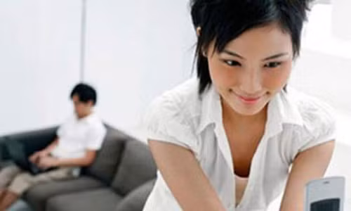 Vợ quen trai trẻ trong chuyến công tác, khi trở về họ cứ nhắn tin với nhau cả đêm. Tin nhắn chẳng có gì, nhưng tôi vẫn thấy khó chịu… (Ảnh minh họa) Vợ quen trai trẻ trong chuyến công tác, khi trở về họ cứ nhắn tin với nhau cả đêm. Tin nhắn chẳng có gì, nhưng tôi vẫn thấy khó chịu… (Ảnh minh họa)