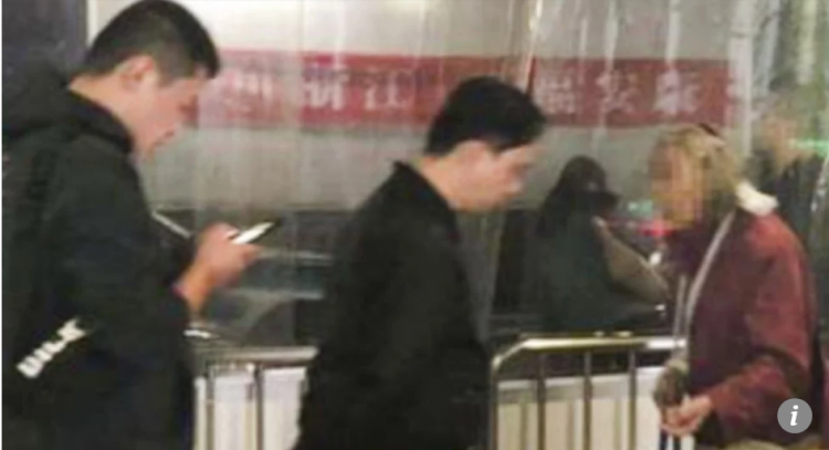 Cu ba U80 o biet thu 5 tang nhung van di an xin