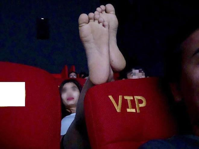 Co gai gac chan len ghe phia truoc - di xem phim hay lam tro gi vay?