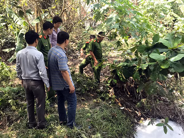 Tổ công tác kiểm tra hiện trường xả thải.