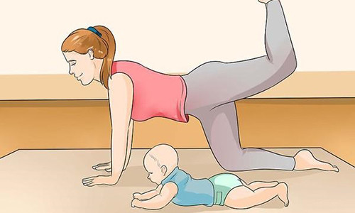 Những bài tập thể dục sẽ giúp vùng ngực nói riêng và cả cơ thể mẹ nói chung săn chắc hơn. (Ảnh minh họa)