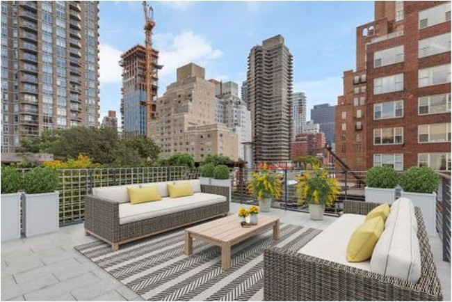 Đặc biệt, căn nhà có khu vực không gian ngoài trời với sân thượng riêng tại tầng 4 có thể ngắm toàn cảnh xung quanh.