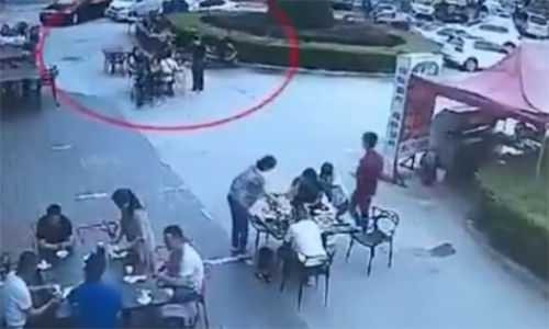 Thuc khach bi dau bep doi ca noi nuoc soi vao nguoi vi ly do la