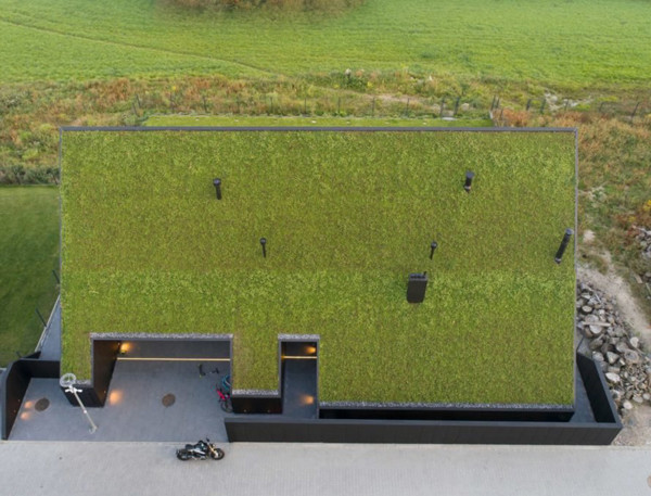 Ban đầu công ty dự tính thiết kế ngôi nhà với mái bằng. Tuy nhiên, điều này vấp phải sự phản đối của kiến trúc sư địa phương khi nó là phá vỡ sự đồng nhất, bố cục của các tòa nhà trong khu vực, vốn chỉ có mái dốc. Vì thế, công ty đã thực hiện quyết định táo bạo khi xây dựng một mái nhà lớn nằm ở một bên dốc 45 độ về phía Bắc. Được che phủ bởi loài xương rồng xanh tươi tốt, thiết kế ngôi nhà trông có vẻ mất cân đối, nhưng mái nhà lớn này hoạt động như một tấm cách nhiệt, và cung cấp bóng râm cho phần còn lại ngôi nhà.