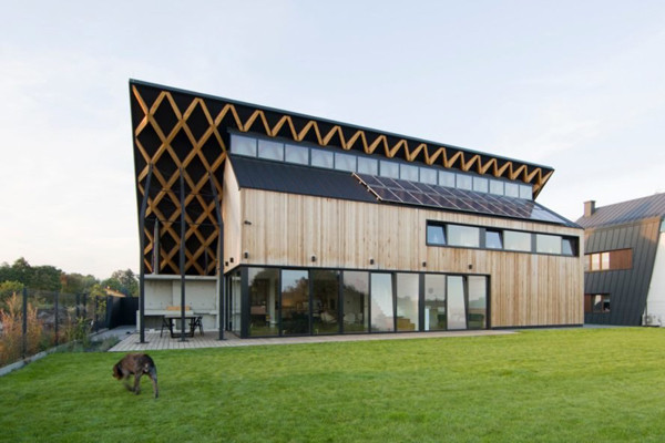 Nằm trong khu dân cư Krakow, ngôi nhà là một phần trong một dự án bất động sản gồm mười ngôi nhà gần nhau. Với mái nhà lớn ở một mặt như một mái hiên khổng che chắn cho toàn bộ ngôi nhà giúp đảm bảo sự riêng tư cho người cư ngụ.