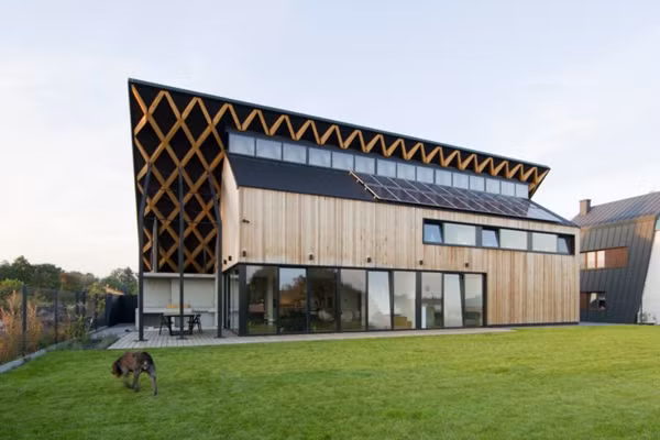 Nằm trong khu dân cư Krakow, ngôi nhà là một phần trong một dự án bất động sản gồm mười ngôi nhà gần nhau. Với mái nhà lớn ở một mặt như một mái hiên khổng che chắn cho toàn bộ ngôi nhà giúp đảm bảo sự riêng tư cho người cư ngụ.