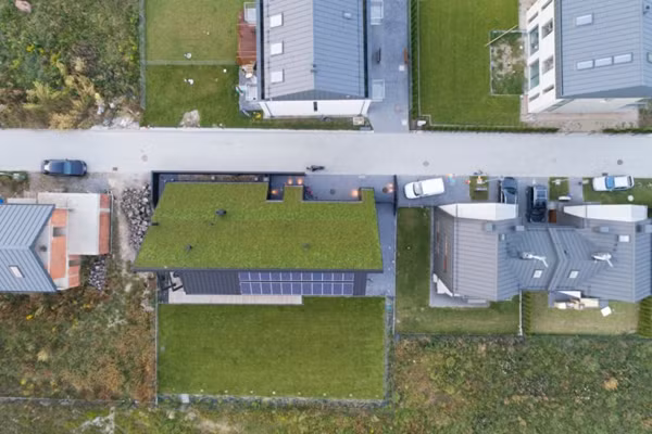 Ngôi nhà được phủ một màu đỏ nhẹ của gỗ. Ở phía nam, nhiều tấm pin mặt trời được lắp đặt nhằm hấp thụ năng lượng cung cấp cho căn nhà. Tại đỉnh của mái nhà lắp một loạt các cửa sổ lớn cho phép ánh sáng tự nhiên tràn vào nhà.