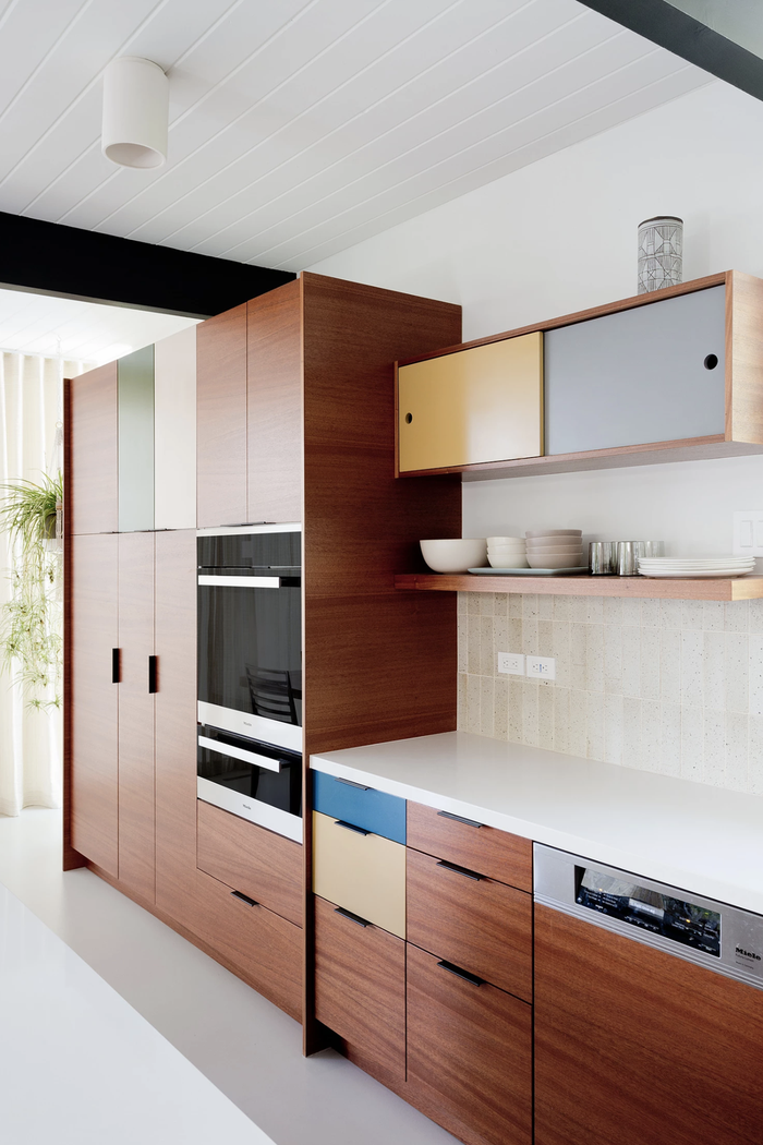  Mẫu đèn gắn sát với trần nhà hoàn toàn phù hợp với những căn bếp có diện tích khiêm tốn.