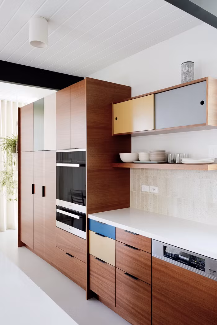  Mẫu đèn gắn sát với trần nhà hoàn toàn phù hợp với những căn bếp có diện tích khiêm tốn.