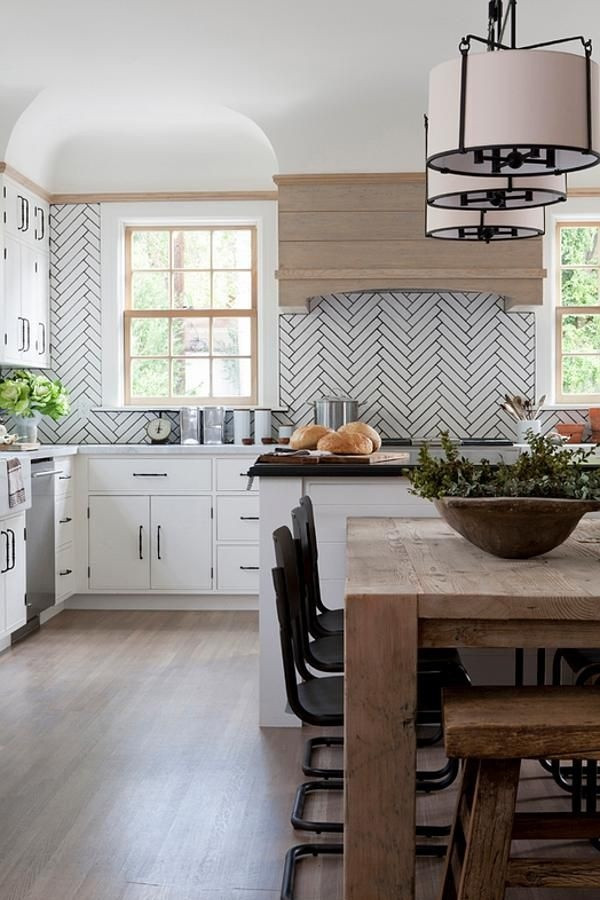 Lấy cảm hứng từ những chiếc đèn lồng cổ xưa, những chiếc đèn chùm mang đến vẻ đẹp thanh lịch, tinh tế cho nhà bếp.