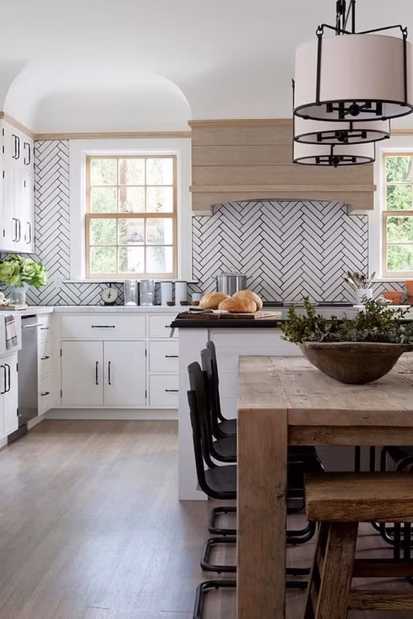 Lấy cảm hứng từ những chiếc đèn lồng cổ xưa, những chiếc đèn chùm mang đến vẻ đẹp thanh lịch, tinh tế cho nhà bếp.