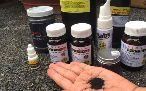 Bột than tre được lấy từ viên nang của hộp thuốc "Vinaca ung thư CO3.2". Ảnh: Lao động