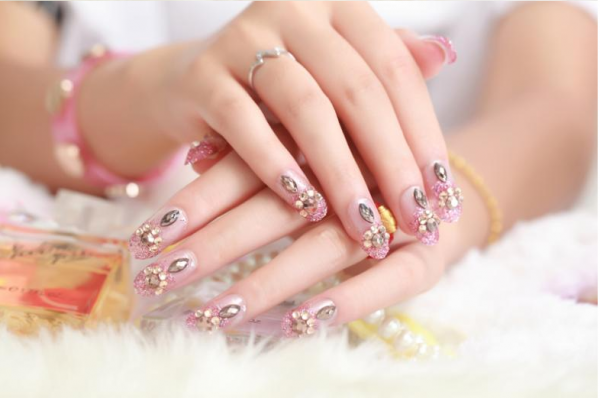 6. Rất nhiều người thích sơn móng tay, nhưng muốn tẩy chúng đi lại rất khó. Chúng ta có thể bôi một lớp keo lên móng tay trước sau đó mới quết lớp sơn móng tay lên, sau này muốn gỡ ra chỉ cần gảy nhẹ một bên là có thể gỡ bỏ toàn bộ lớp sơn móng tay ra.