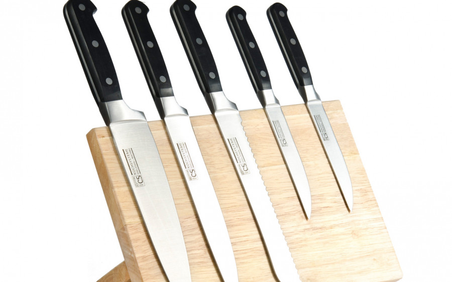 8. Bình thường khi thái thức ăn, chúng thường bị bám lại trên dao, khi đó bạn chỉ cần cố định một chiếc tăm ở trên dao, khi bạn thái thức ăn chúng sẽ không bao giờ bị dính ở trên nữa. Bạn có thể tự tin thể hiện khả năng dùng dao của mình.