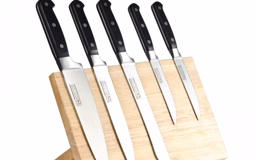 8. Bình thường khi thái thức ăn, chúng thường bị bám lại trên dao, khi đó bạn chỉ cần cố định một chiếc tăm ở trên dao, khi bạn thái thức ăn chúng sẽ không bao giờ bị dính ở trên nữa. Bạn có thể tự tin thể hiện khả năng dùng dao của mình.