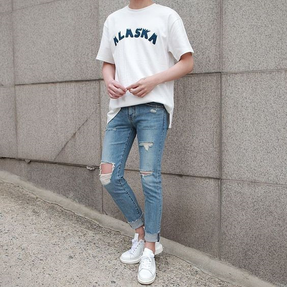 Giày sneakers trắng: Đôi giày sneakers trắng là món phụ kiện không thể thiếu trong tủ đồ của mỗi chàng trai xứ sở kim chi. Giày sneakers trắng linh động, dễ kết hợp trang phục và trông thanh lịch.