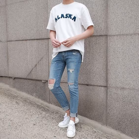 Giày sneakers trắng: Đôi giày sneakers trắng là món phụ kiện không thể thiếu trong tủ đồ của mỗi chàng trai xứ sở kim chi. Giày sneakers trắng linh động, dễ kết hợp trang phục và trông thanh lịch.