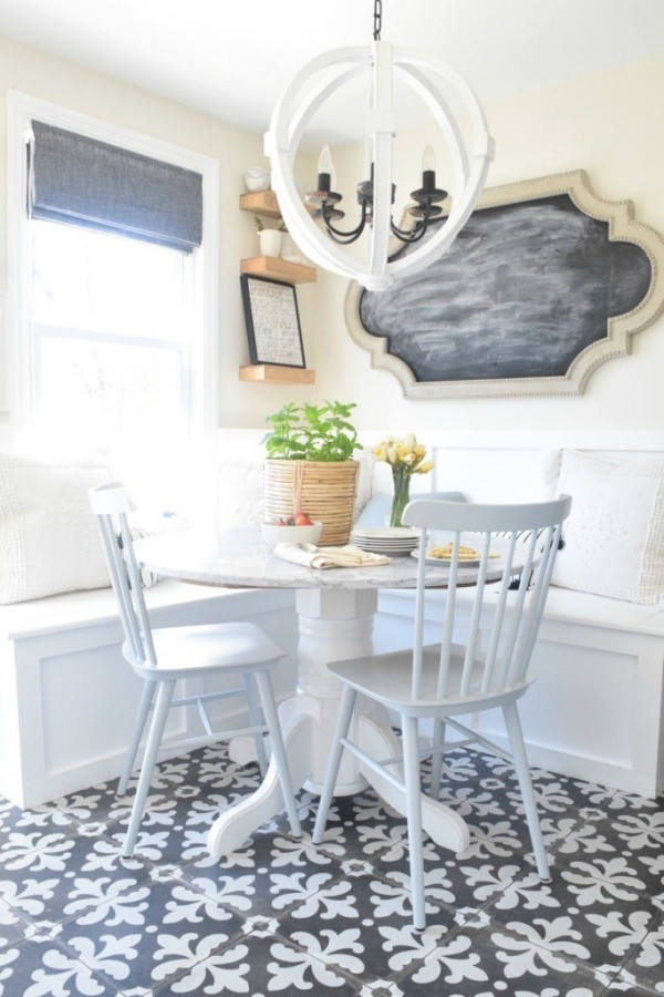 Vẫn là cách sử dụng gam màu trắng nhưng khác hơn một chút, thay vì sử dụng bàn ăn hình chữ nhật, bạn có thể sử dụng bàn ăn mặt đá cẩm thạch hình tròn để giảm bớt diện tích và tăng thêm vẻ đẹp sang trọng cho không gian.