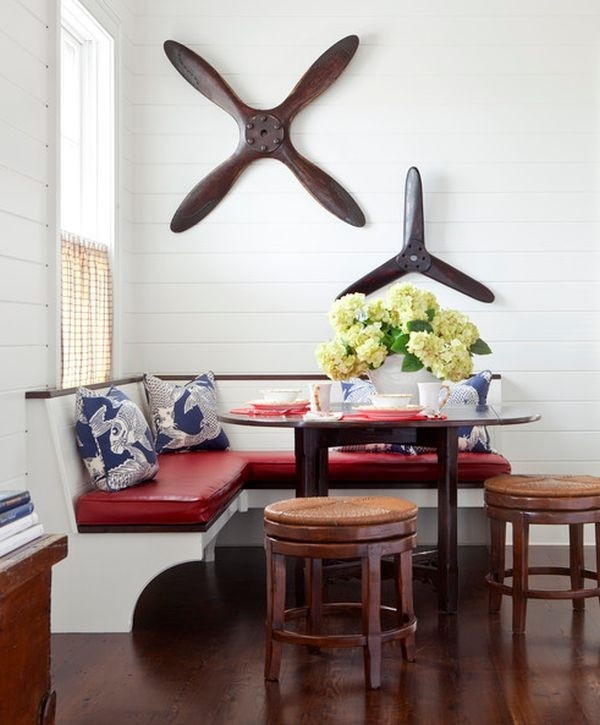 Nếu bạn băn khoăn về diện tích của góc thư giãn có thể tham khảo thêm ví dụ vô cùng tuyệt vời này. Chỉ tận dụng góc nhỏ chưa đầy hai mét vuông, bạn sẽ có được không gian vô cùng lý tưởng nhờ việc thiết kế ghế liền tường. Đặt bàn ở giữa, thêm vài phụ kiện gắn tường, lọ hoa cùng tông màu với ghế là đủ để có được góc nhỏ vô cùng đáng yêu cho mỗi ngày thức dậy.