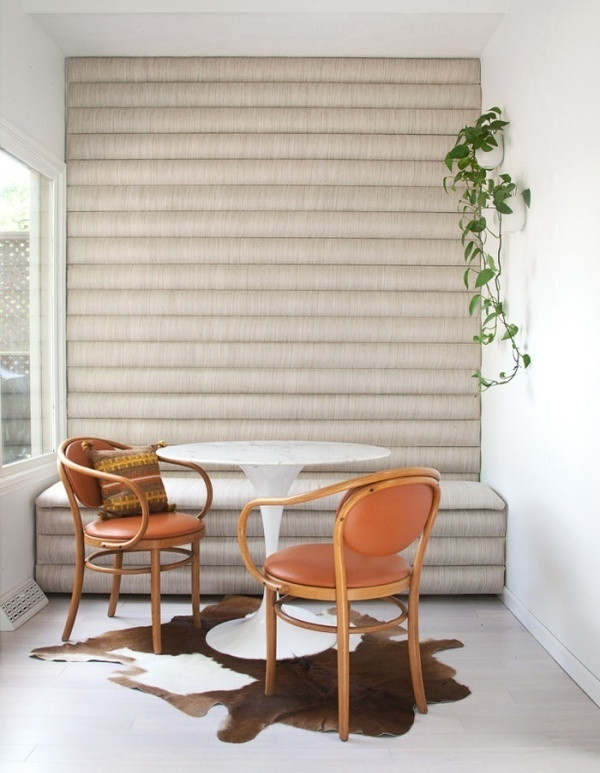 Tận dụng một góc nhỏ ban công để thiết kế bức tường đặc biệt liền mạch tạo nên chiếc ghế xinh xắn. Thêm vào đó là chiếc bàn màu trắng với kiểu dáng thanh thoát, giúp góc ăn uống vô cùng nổi bật và tinh tế.